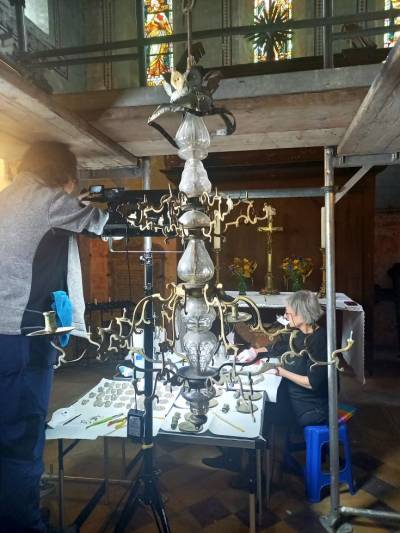 Christina Neubacher und Silke Rohmer bei der Arbeit