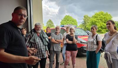 Einblick in die Räumlichkeiten des Feuerwehrgerätehauses in Jerichow durch Wehrleiter Patrick Hegewald (li.)