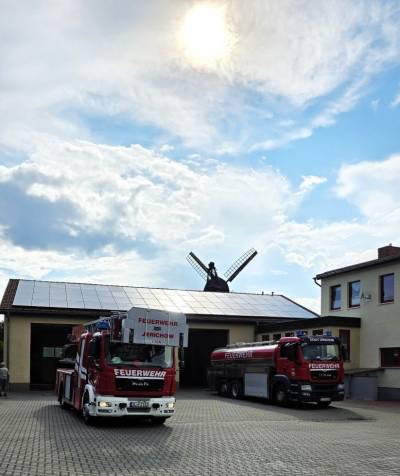 Feuerwehrauto mit Drehleiter (l.) und Wassertankfahrzeug
