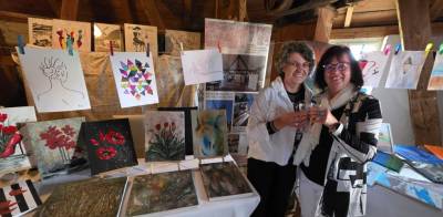 v.l. Christel Woizick und Yvette Below stoßen auf ihre Ausstellung an.