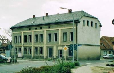 Wohn- und Geschäftshaus Petzel, kurz vor dem Abriss im Jahr 2000