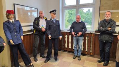 Rudolf Amthor (2.v.r.) erläutert die Entstehung der Ausstellung zur Genthiner Kleinbahn.