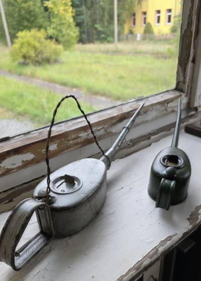 alte Ölkannen aus der Eisenbahnzeit