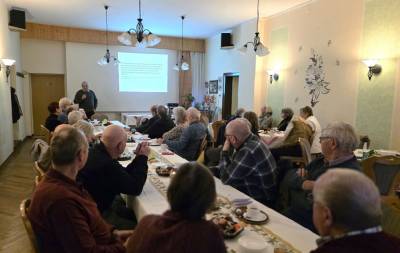 Prof. Dr. Scholz referiert über amtliche Quellen des Archivwesens.