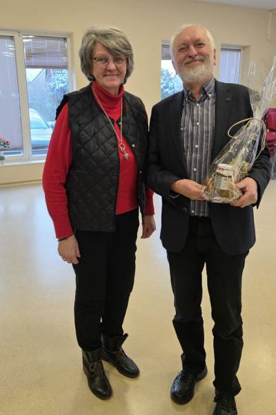 Christel Woitzick übergabe Ulrich Kriehn im Anschluss der Lesung ein Dankeschöngeschenk