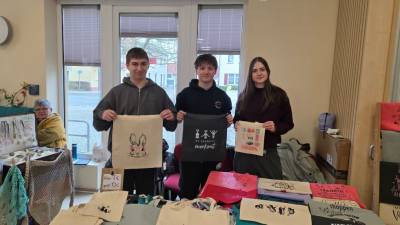 Schüler einer 11. Klasse verkauften Stoffbeutel mit besonderen Motiven