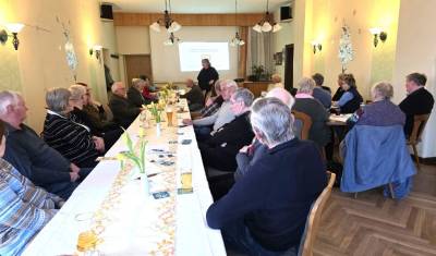 Zahlreiche Zuhörer beim Vortrag