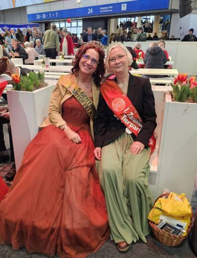 v.l. GenthinerKartoffelkönigin Nicole I und Zabakucker Tierparkkönigin Sieglinde Göbel 