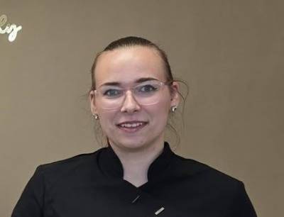 Kosmetikerin Maike Ziemann übernimmt das Kinderschminken