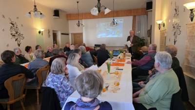 stehend: Gottfried Bauch bei seinem Vortrag