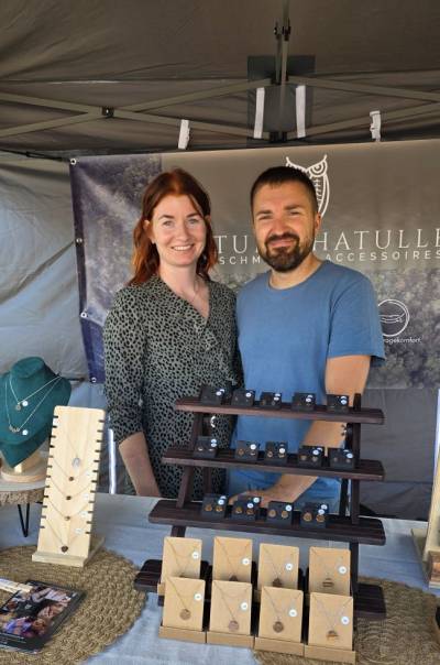 Verkaufsstand mit Schmuck aus Holz
