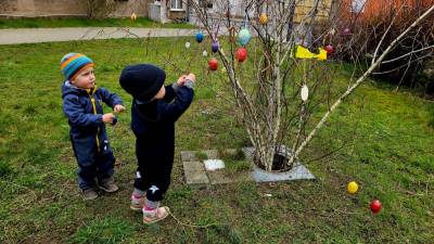Selbst die Kleinsten hingen Osterdeko an den Eierbaum.