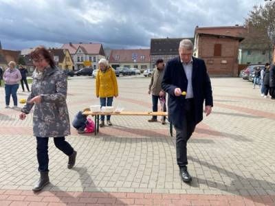 Eierlauf mit dem Ortsbuergermeister Andreas Dertz (rechts)