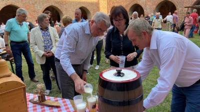 v.l. Ortsbürgermeister Andras Dertz, Vorsitzende Förder- und Heimatverein Stadt und Kloster Jerichow e.V. Yvette Below, Verwaltungsdirektor Kulturstiftung Claus Rockahr beim Ausschenken des Freibiers