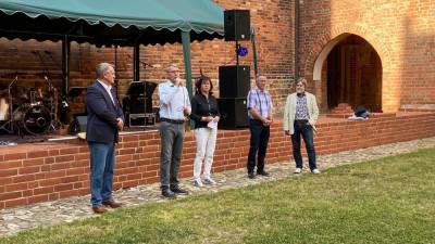 v.l. Verwaltungsdirektor Kulturstiftung Claus Rockahr, Ortsbürgermeister Andras Dertz, Vorsitzende Förder- und Heimatverein Stadt und Kloster Jerichow e.V. Yvette Below, Bürgermeister der EHG Harald Bothe, Stiftungsvorsitzender a.D. der ehem. Stiftung Kloster Jerichow Roland Maiwald