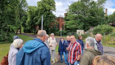 Dr. Dreihaupt, Vorsitzender des Vereins „Aus einem Guss“, informierte uns über die Entstehungsgeschichte des Eisenwerkes