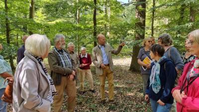 Burgstall: Wir wurden von Herrn Günter Knüppel empfangen wurden. Er führte uns über den ehemaligen Burgkomplex, der Stammburg der Bismarcks.