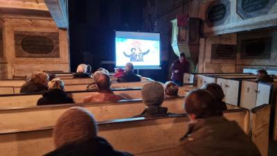 Pfarrerin Rebekka Prozell begrüßt die Anwesenden und informiert die Anwesenden über den Film.