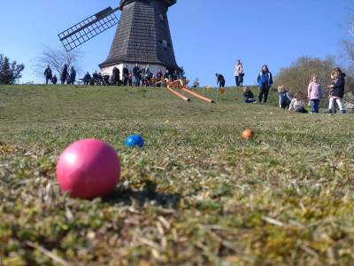 Wer schafft das Ei am weitesten zu kullern?