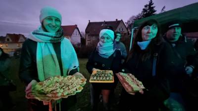 von unseren Ukrainern wurden Köstlichkeiten angeboten.