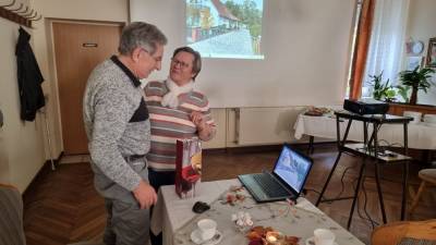 Gerda Faltjesek - Vorsitzende der Ortsgruppe der Volkssolidarität - übergibt ein Gastgeschenk an Gerhard Ritter