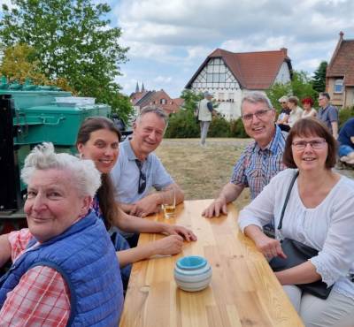 Harald Bothe (oben links sitzend) beim Mühlentag 2022