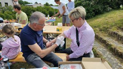 Bürgermeisterin Cathleen Lüdicke ließ sich von Manfred Göbel ein Airbrush-Tattoo sprühen.