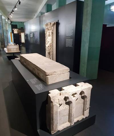 Der Originalsarkophag von 946 und der Aufsatz von 1225-1250 im Magdeburger Dommuseum, @Thomas Nawrath