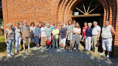 unsere Besuchergruppe der vor der Kirche in Sandau 