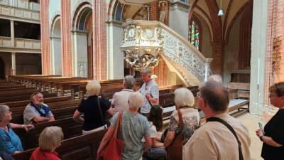 Frank Ermer erläutert die Historie über den Dom Havelberg