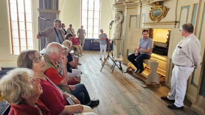 Besuchergruppe an der Scholze-Orgel