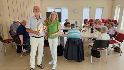 Bibliotheksmitarbeiterin Petra Dertz (r.) bedankte sich bei Ulrich Kriehn für die Lesung