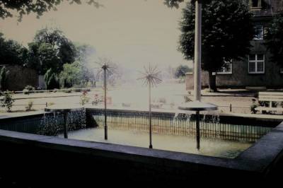 damaliger Bahnhofsvorplatz mit Springbrunnen