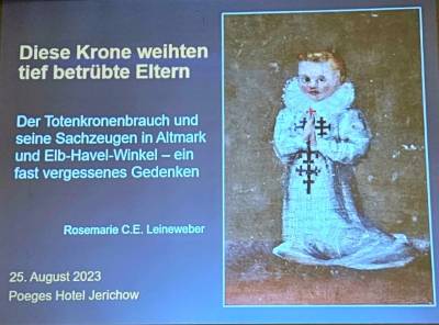 Abbildung eines Kindes mit einer Totenkrone