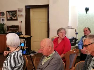 Theresia Gebauer (2.v.l.)  berichtet über die Recherchen für den neuen Heimatkalender