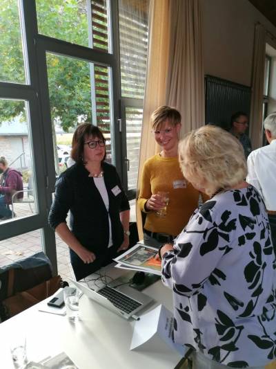 v.l. Yvette Below, Dr. Catharina Bertram im Gespräch mit der Ortsbürgermeisterin von Wilsleben Kathrin Ryssel