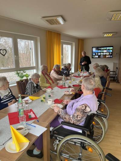 Die Anwesenden lauschten dem Vortrag 