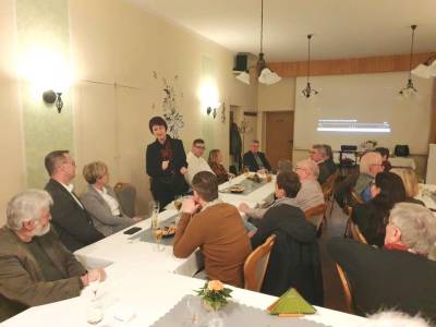 Carmen Niebergall (stehend) erzählt Anekdoten