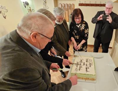 Anschnitt der Torte durch v.l. Rolf Naumann, Gerhard Ritter, Karl Eisbein und Yvette Below