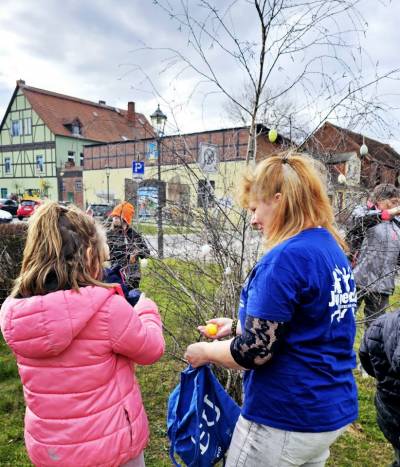 Jerichow wurde wieder mit einem Ostereierbaum verschönert.