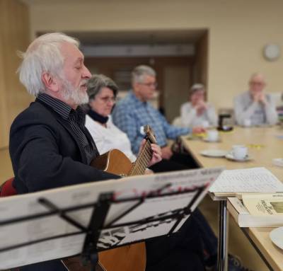 Ulrich Kriehn (l.) griff zwischen den Gedichten aus unterschiedlichen Literaturepochen zur Gitarre