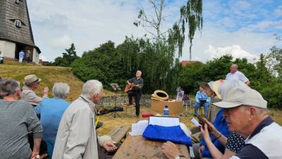 Ulrich Kriehn begleitete die literariche Reise musikalisch.