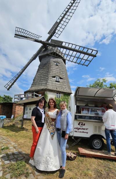 v.l. Vereinsvorsitzende Yvette Below, Kartoffelkönigin Nicole Dittler, Bürgermeisterin Cathleen Lüdicke