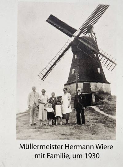 Familie Wiere 1930 vor der Holländerwindmühle in Jerichow