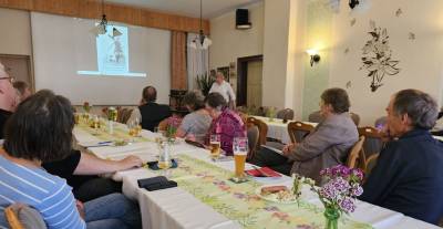 Das Publikum hörte interessiert zu.