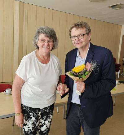 Nach der Lesung erhielt Frank Bürger von Christel Woitzick ein kleines Dankeschön.