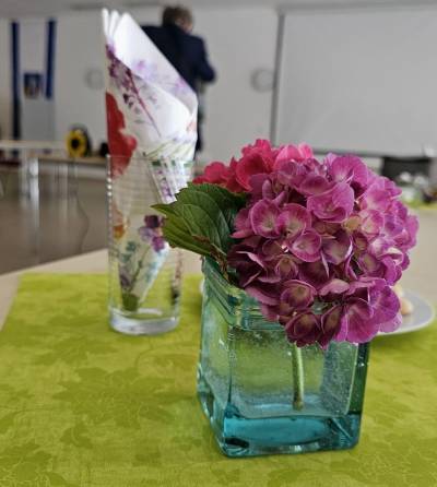 Die Mitarbeiterinnen des Bürgerhauses haben sich wieder viel Mühe bei der Dekoration des Saales gegeben.