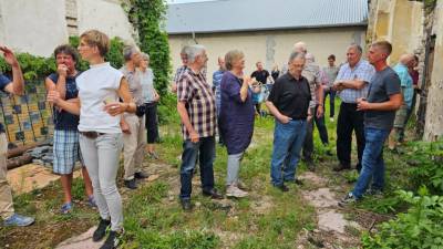 Tino Lücke (re.) berichtet von den Umbaumaßnahmen auf dem ehemaligen Bahnbetriebswerk