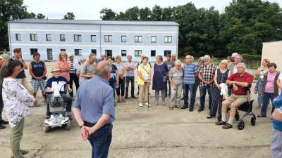 Dipl.-Ing. Rudolf Amthor (vorne) stellt seine Ideen für Teile des ehemaligen Bahnbetriebswerkes vor.