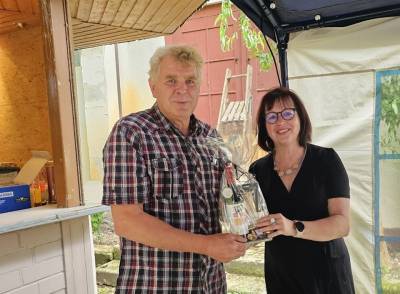 Gratulation an Ralf Braunschweig (neuer Ortsbürgermeister von Jerichow) von der Vorsitzenden Yvette Below